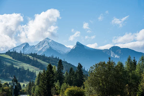 Panoramic view of tatra mountains in slovakia in sunny day with — Stock Photo, Image