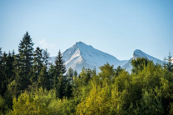 Panoramiczny widok na Tatry na Słowacji w słoneczny dzień z — Zdjęcie stockowe