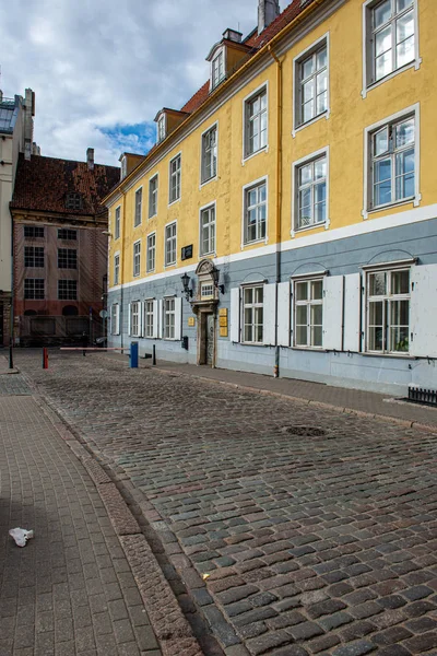 Архитектурные детали здания в центре Риги, Латвия — стоковое фото
