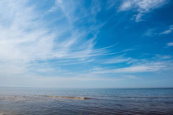 Wietrzna plaża morska z białym piaskiem i błękitną wodą — Zdjęcie stockowe