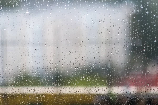 Gouttes de pluie sur verre de fenêtre — Photo