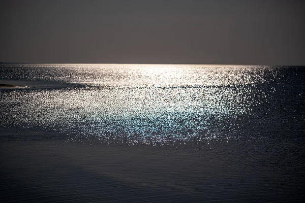 Water textuur met reflecties en rotsen op de bodem van de beek — Stockfoto