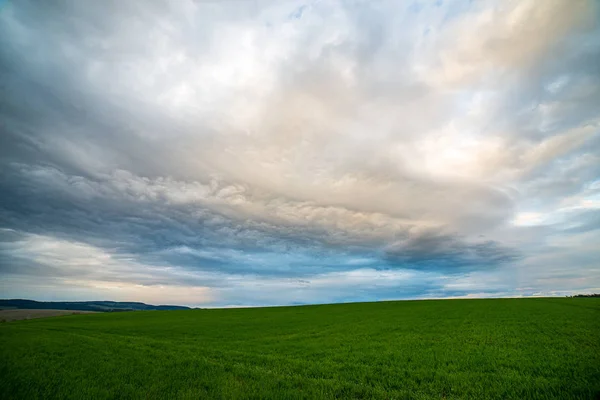 Paisagem rural sob céu azul e nuvens brancas dramáticas — Fotografia de Stock
