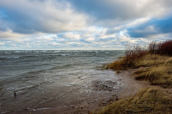 Αιολική παραλία με λευκή άμμο και καταγάλανα νερά — Φωτογραφία Αρχείου