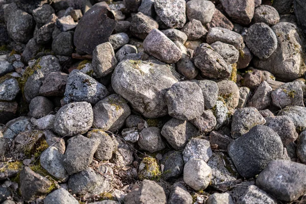 Stor sten i sand på landsbygden — Stockfoto