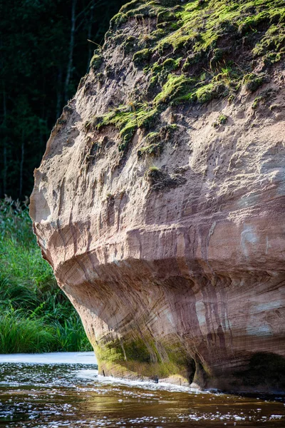 农村沙中的大岩石 — 图库照片