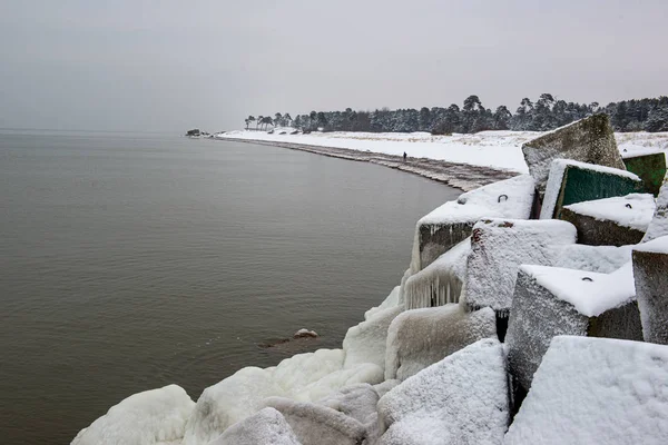 Darab fagyasztott jég a tóban halvány téli napon — Stock Fotó