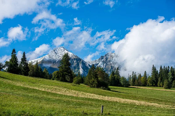 Panoramiczny widok na Tatry na Słowacji w słoneczny dzień z — Zdjęcie stockowe