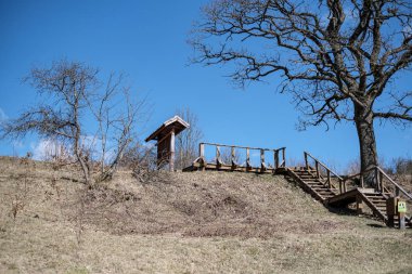 kırsal manzara üzerinde beyaz bulutlar ile mavi gökyüzü
