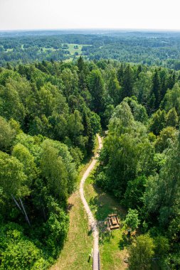 kırsal manzara üzerinde beyaz bulutlar ile mavi gökyüzü