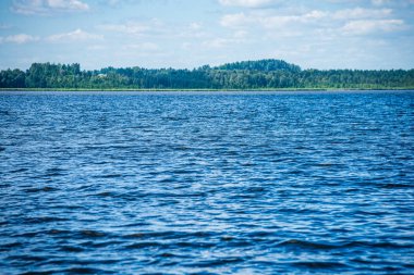 kırsal manzara üzerinde beyaz bulutlar ile mavi gökyüzü