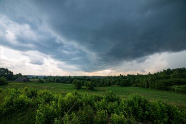 kırsal manzara üzerinde beyaz bulutlar ile mavi gökyüzü