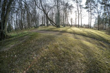 kırsal manzara üzerinde beyaz bulutlar ile mavi gökyüzü
