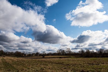 kırsal manzara üzerinde beyaz bulutlar ile mavi gökyüzü
