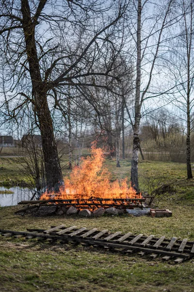 Open fire burning in countryside home garden — Stock Photo, Image