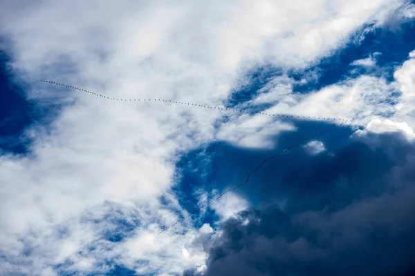 Blue sky with white clouds over countryside landscape — Stock Photo, Image