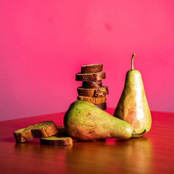 Natuur Morte samenstelling met bloem, vaas en peer op de tafel — Stockfoto