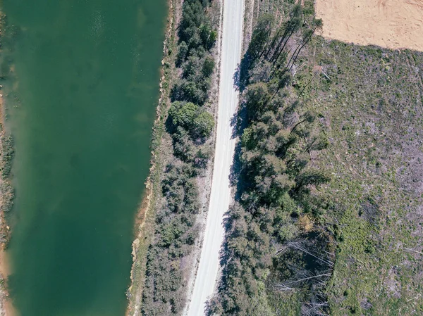 orman alanında yeşil gölün havadan drone görünümü