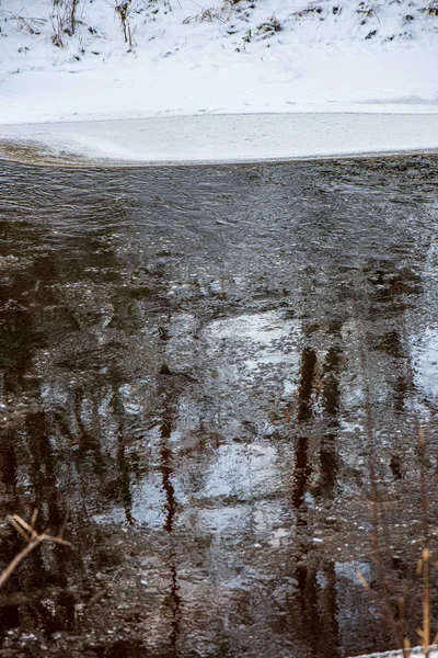 Trockenes altes Gras biegt sich in Wasserstruktur — Stockfoto