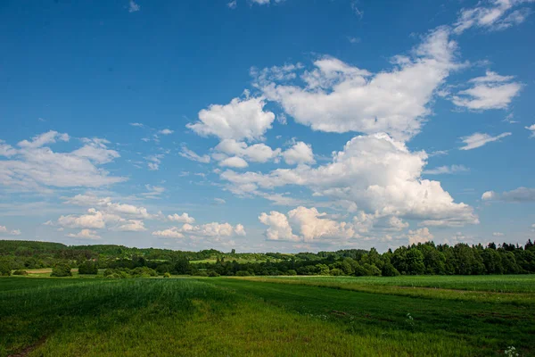 Błękitne niebo z białymi chmurami nad krajobrazem krajobrazu — Zdjęcie stockowe