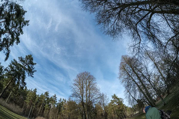 Modrá obloha s bílými mračny nad krajinou — Stock fotografie