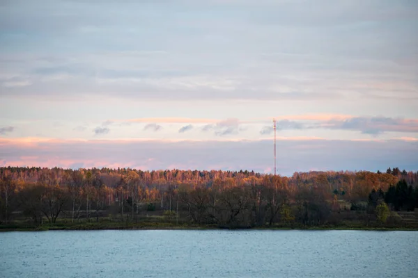 Diep donker bosmeer met reflecties van bomen en groene foliag — Stockfoto