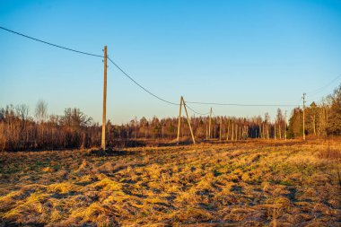 alanların ortasında elektrik elektrik hattı direkleri inşaat