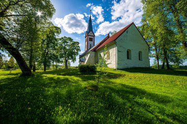 yeşil kırsal taş tuğla beton bina detayları