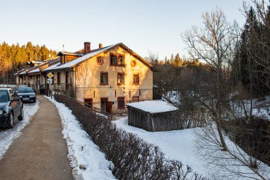 Kış, kırsal araziler ve ormanlar üzerinde soğuk dalgalanır