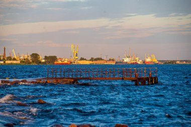 nehir üzerinde beton tuğla köprü