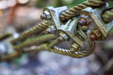 yerinde köprü tutan metal zincir ve tel halat