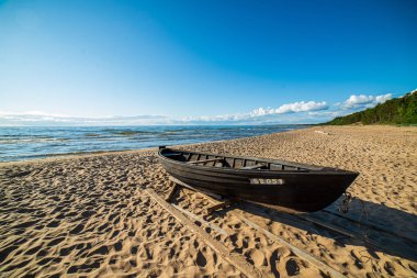 tekne ile hiçbir kişi ile boş beyaz kum plaj