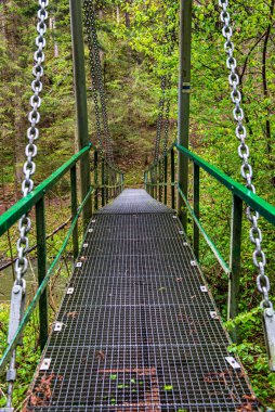 yerinde köprü tutan metal zincir ve tel halat