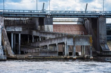 nehir üzerinde beton tuğla köprü