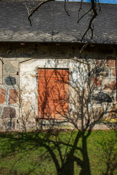 Yeşil kırsal taş tuğla beton bina detayları — Stok fotoğraf