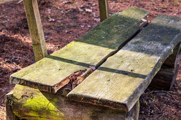 Vecchia tavola di legno superficie testurizzata con schegge e crepe — Foto Stock