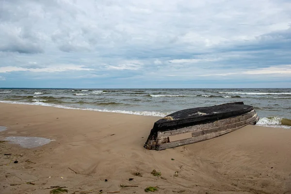 Plage de sable blanc vide sans personne avec bateau — Photo