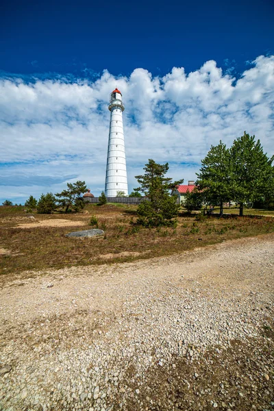 Pierre brique béton détails du bâtiment dans la campagne verdoyante — Photo