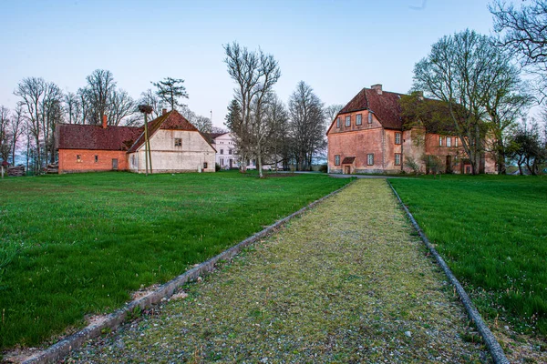 Stenen bakstenen betonnen gebouw Details in het groene platteland — Stockfoto