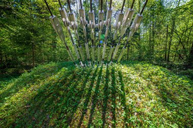 yerinde köprü tutan metal zincir ve tel halat