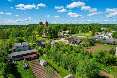 yeşil kırsal taş tuğla beton bina detayları