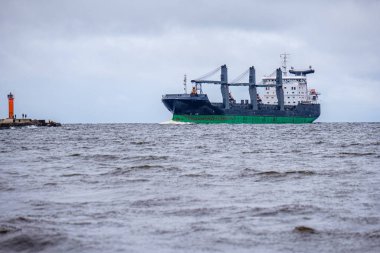 tekne ile hiçbir kişi ile boş beyaz kum plaj