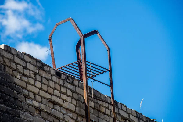 Corrente de metal e cabo de aço segurando ponte no lugar — Fotografia de Stock