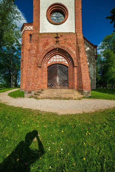 Stenen bakstenen betonnen gebouw Details in het groene platteland — Stockfoto