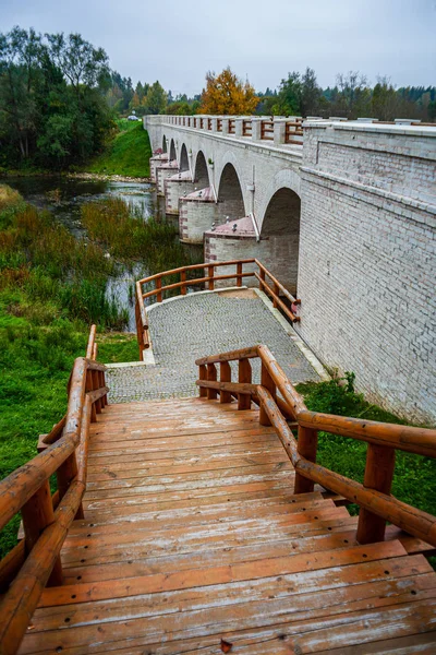 Puente de ladrillo de hormigón sobre el río — Foto de Stock