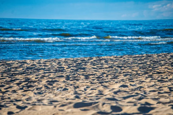 Порожній білий піщаний пляж без людей — стокове фото