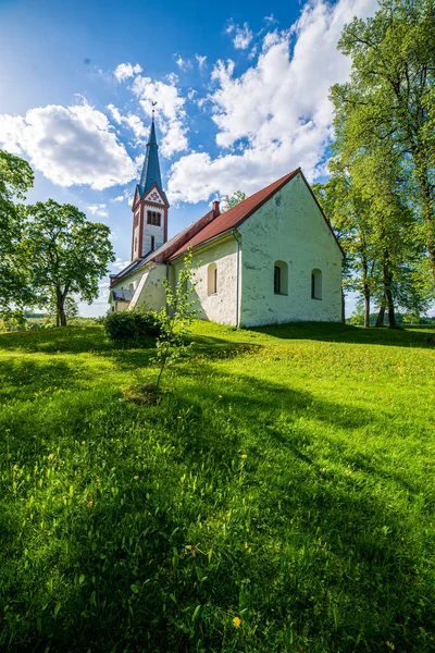 Sten tegel betongbyggnad detaljer i grön landsbygd — Stockfoto