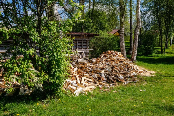 Mucchio di legna legna da ardere camino all'aperto — Foto Stock