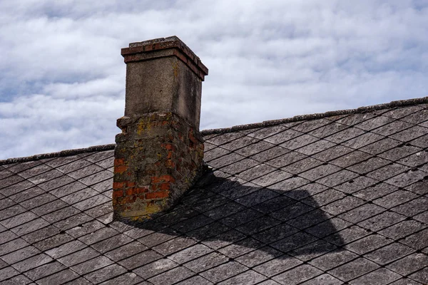 Pedra tijolo detalhes do edifício de concreto na paisagem verde — Fotografia de Stock