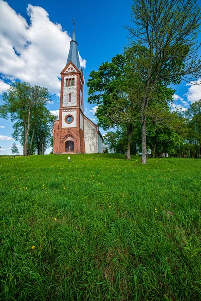 Stenen bakstenen betonnen gebouw Details in het groene platteland — Stockfoto